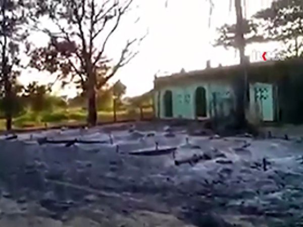 Budistler camiyi içindekilerle birlikte yaktı