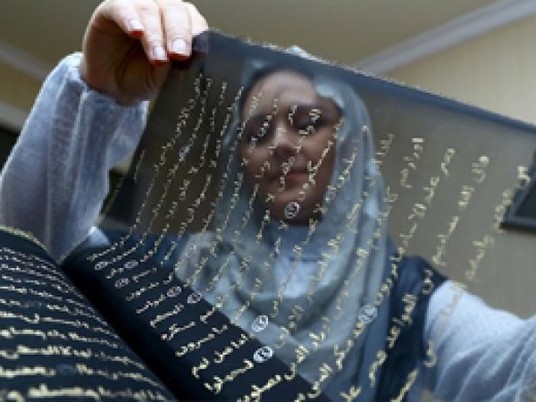 Kur'an-ı Kerim'i ipek sayfalara yazdı