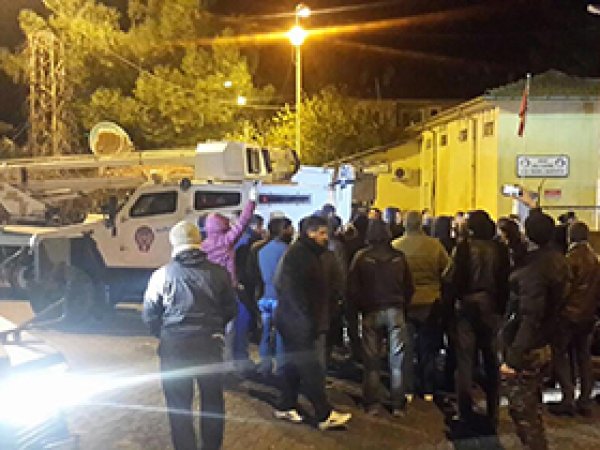 Midyat'ta mahalleli bakım şefliğini bastı