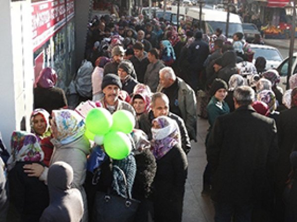Dolarını bozduran mağazalara koştu