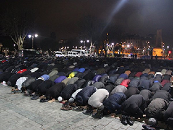 Ayasofya Meydanı'nda Teheccüd kıldılar