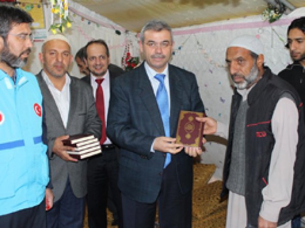 Mültecilere 5 bin Kur’an-ı Kerim hediye edildi
