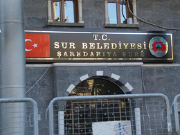 Sur Belediyesi tabelası yenilendi