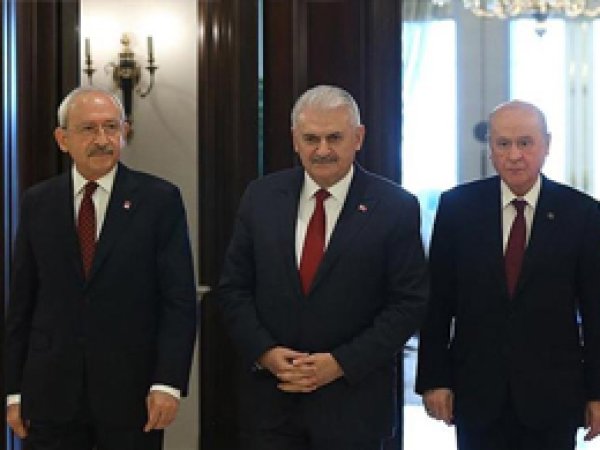 Siyasi partilerden kararlılık mesajı