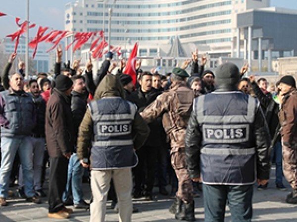 Kayseri'de HDP binasına saldırı