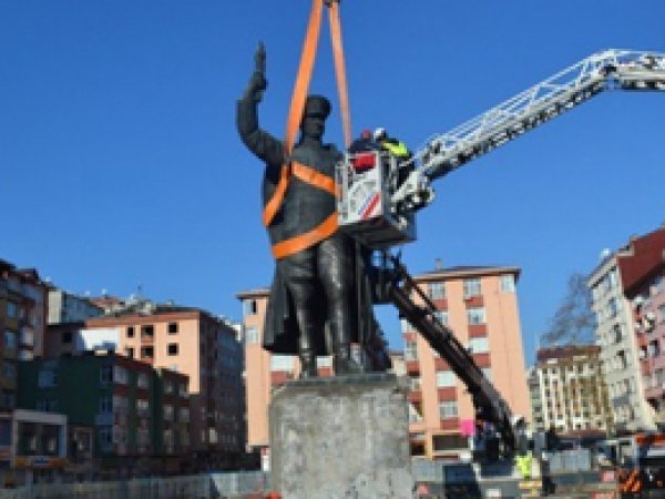 Rize'de Atatürk heykeli kaldırıldı