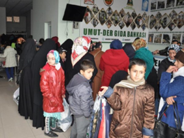 Umut-Der'den yüzlerce aileye giyim yardımı
