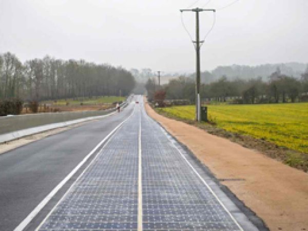 Dünyanın güneş enerjili ilk yolu trafiğe açıldı