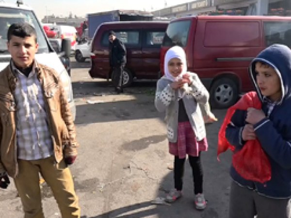 Suriyeli çocuklar çöpten sebze-meyve topluyor