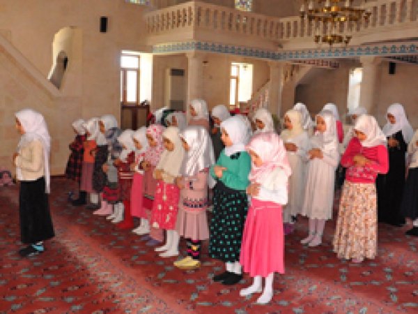 Yüzlerce çocuk namazla tanıştı