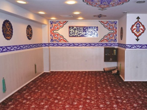 AVM’de namaz için yerin dibine girmek lazım