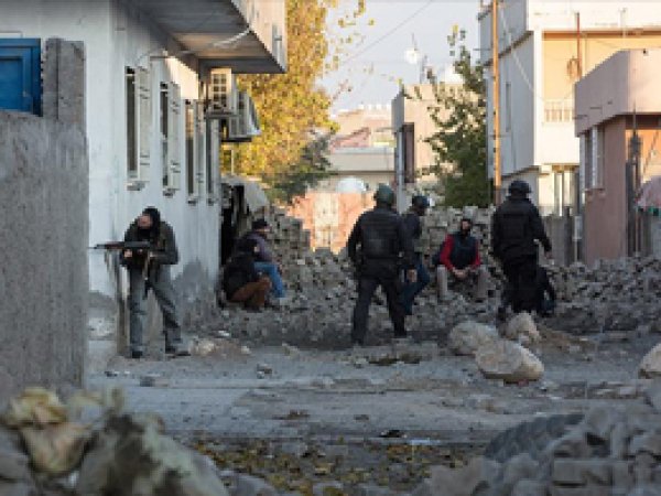 Sur'da askerlerin bulunduğu bina çöktü