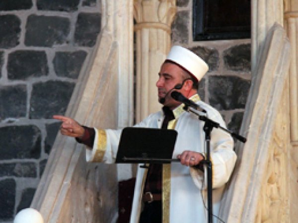 Cuma hutbesinde Sur fırsatçılarına tepki