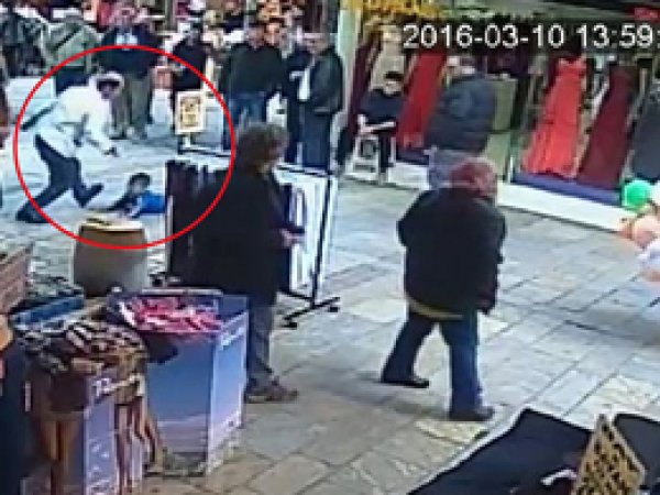 Suriyeli çocuğu kaldırıp yere çarptı