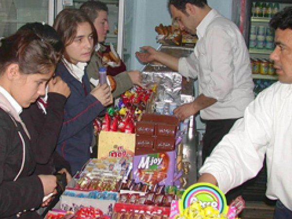 Okul kantinlerinde kola satışı yasak