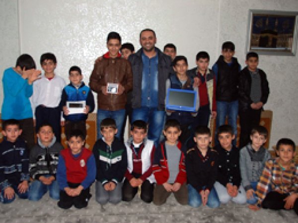 Hadis-i şerif ezberleyen öğrencilere hediye