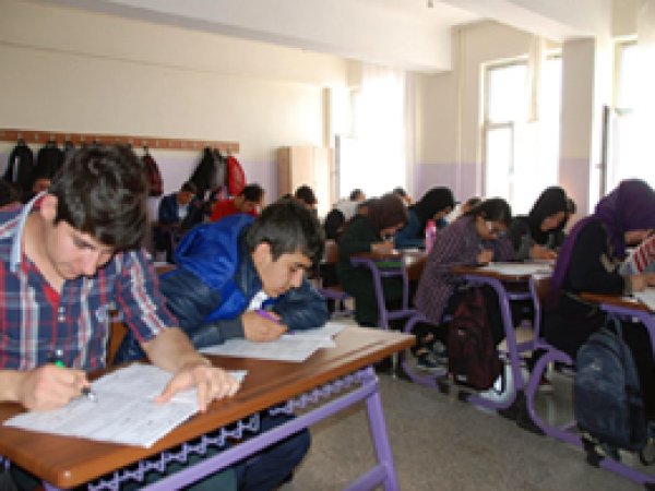 Lise öğrencileri umre ödüllü sınavda ter döktü