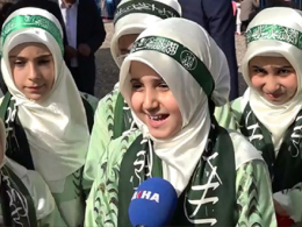 Kız çocukları etkinliklere renk katıyor