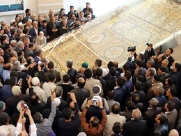 Kabe-İ Muazzama'nın örtüsü ziyarete açıldı
