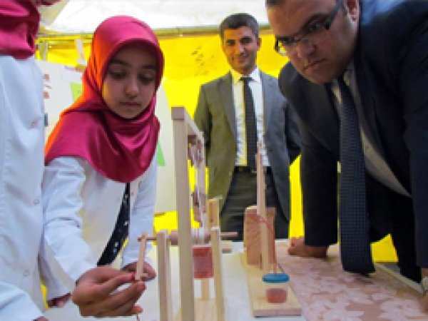 İmam hatip öğrencilerinden bilim fuarı