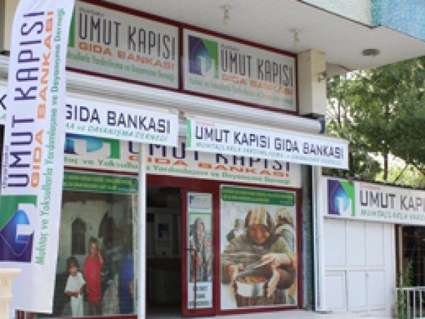 Umut Kapısı'ndan yüzlerce aileye yardım