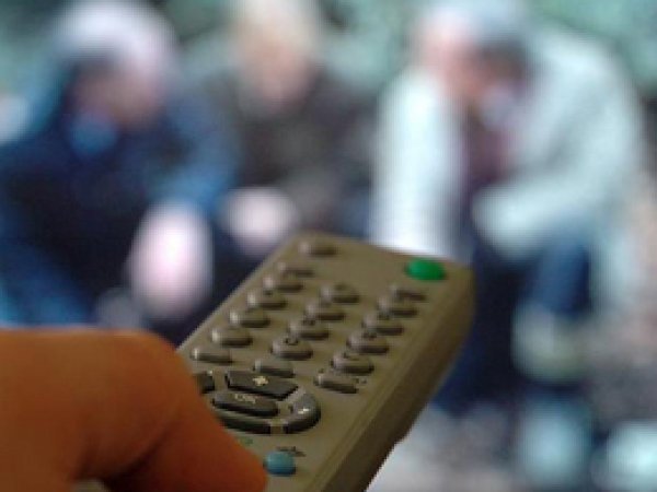 Gençler televizyon başında vakit öldürüyor