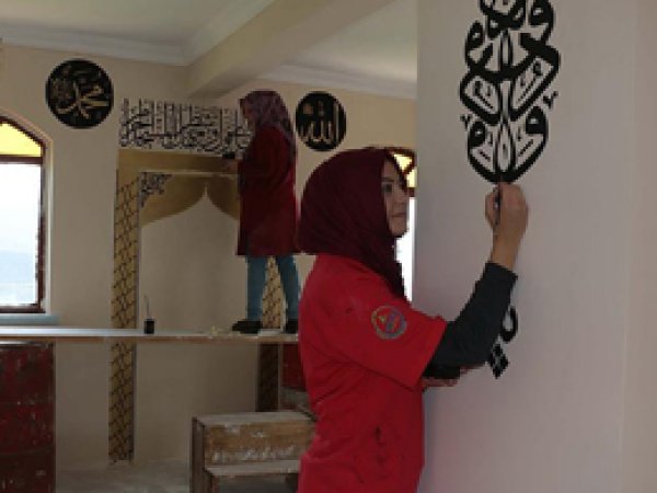 Camileri 'hat'la güzelleştiriyorlar