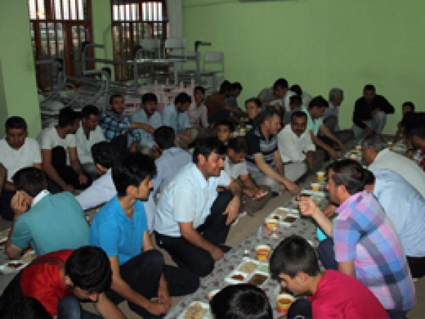 İkra Eğitim Der’den geleneksel iftar yemeği 