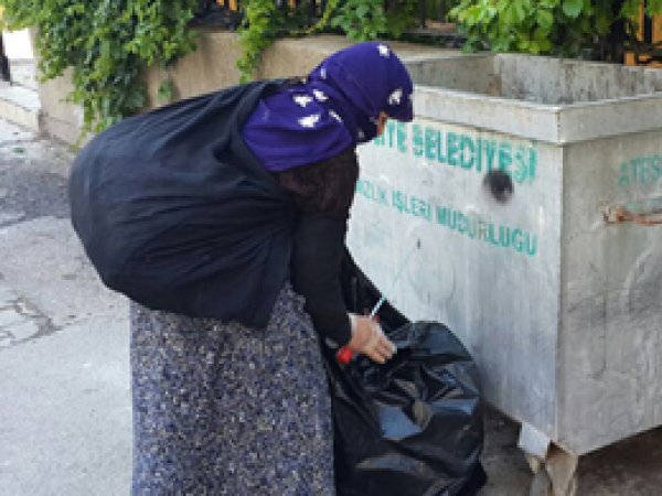 İftarını topladığı hurdaları satarak açıyor
