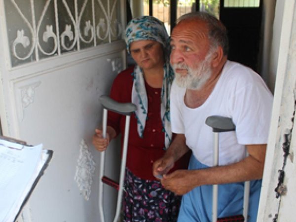 IHO Ebrar'dan muhtaç ailelere yardım çeki