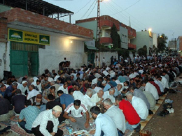 HÜDA PAR'dan Çınar'da iftar yemeği