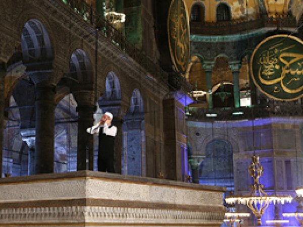 Ayasofya'da 85 yıl sonra sabah ezanı okundu
