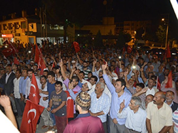 Hilvanlılardan darbe girişimine tepki