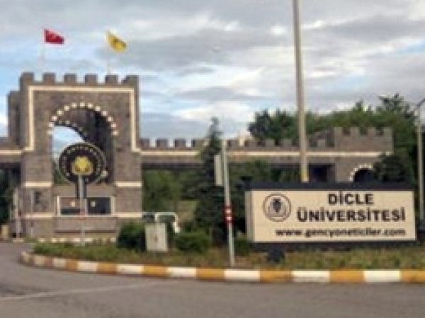 Polis Dicle Üniversitesi Rektörlüğünü bastı