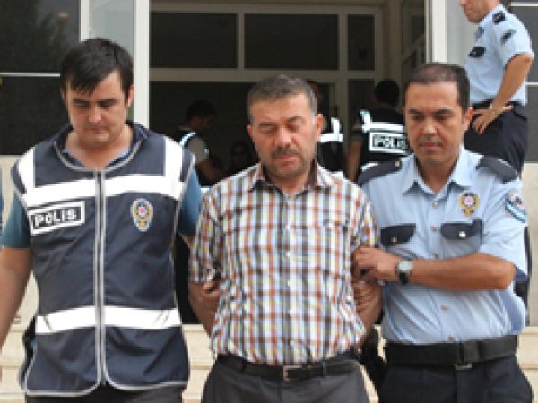 FETÖ'nün yurtlarında asker elbiseleri çıktı