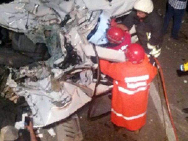 Urfa'da Otomobil ile tır çarpıştı: 7 ölü