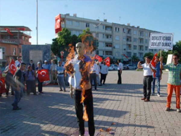 Tarsus'ta Fetullah Gülen'in maketi yakıldı