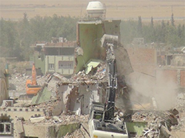 Nusaybin'de hasarlı binalar yıkılıyor