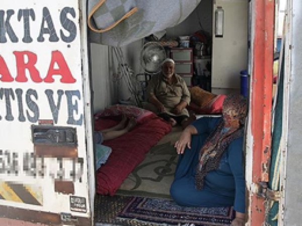 Mülteci aile kamyon kasasında yaşıyor