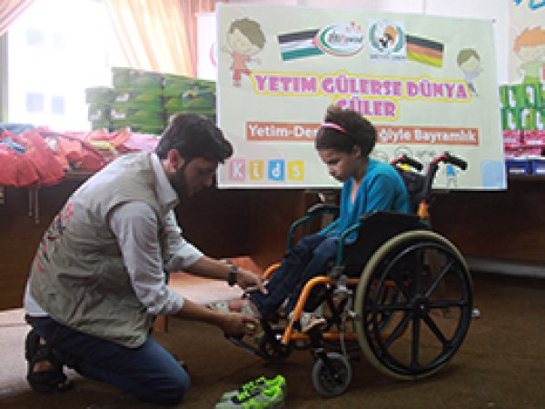Avrupa Yetim-Der bayram öncesi yetimleri sevindirdi