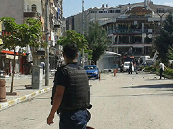 Van’da bombalı saldırı: 48 yaralı