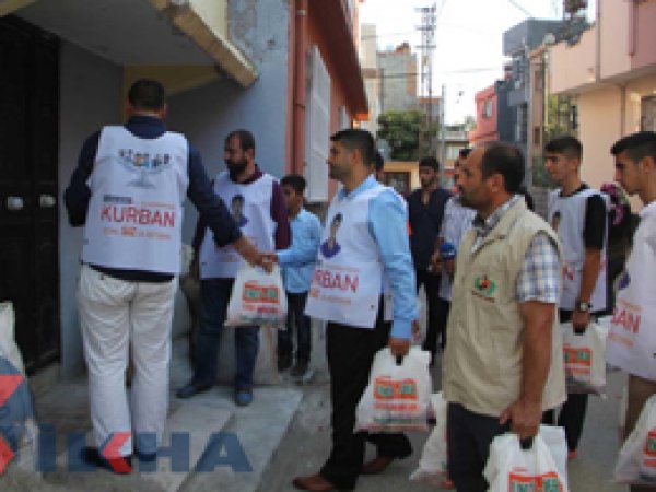 Adana’da Yasinler kurban eti dağıttı