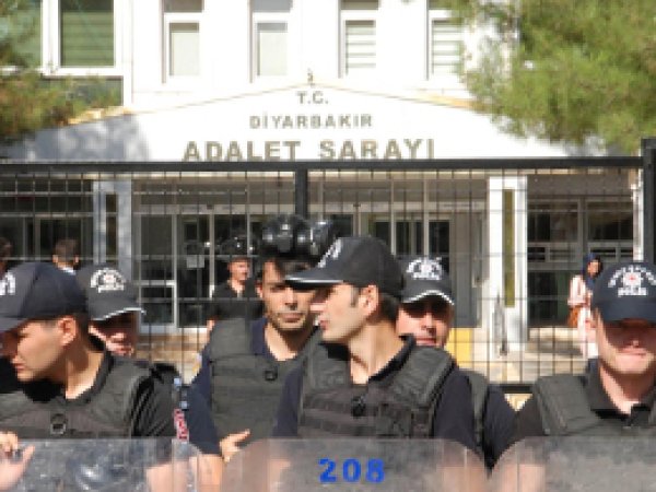Diyarbakır Adliyesi'nde 14 kişi gözaltına alındı