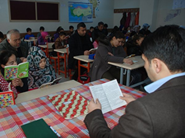 Öğrenci ve veli birlikte kitap okuyor