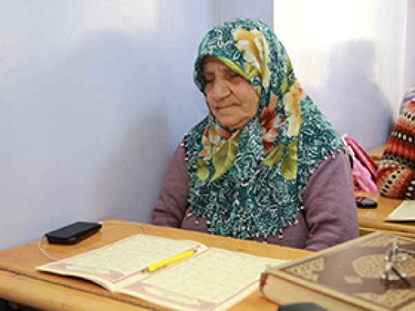 78'lik ninenin Kur'an öğrenme azmi