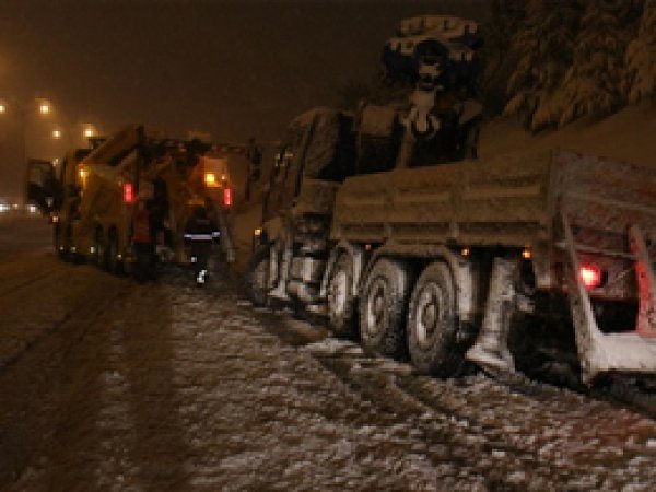 TEM'de 5 TIR kaza yaptı yol trafiğe kapandı