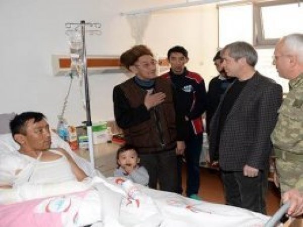 Bitlis Valisi yaralı askerleri ziyaret etti