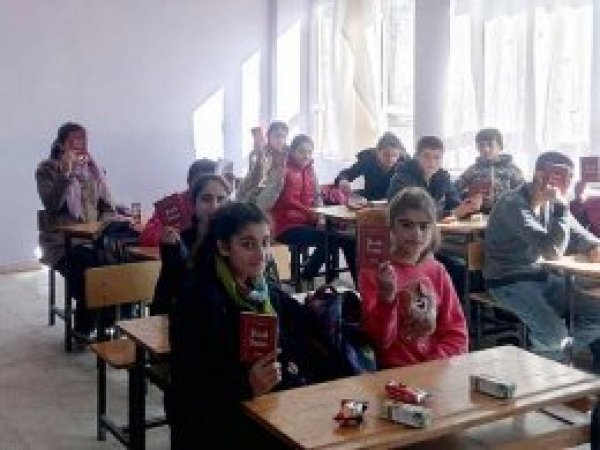 Köy okulu öğrencilerine anlamlı hediye