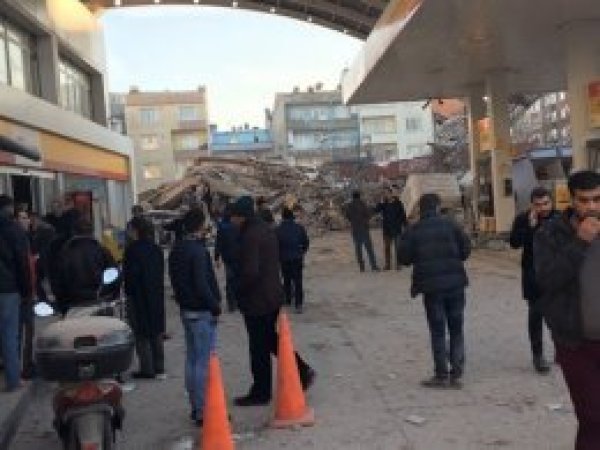 İstanbul'da bina çöktü: 2 kişi öldü