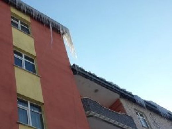 Buz sarkıtları tehlike saçıyor